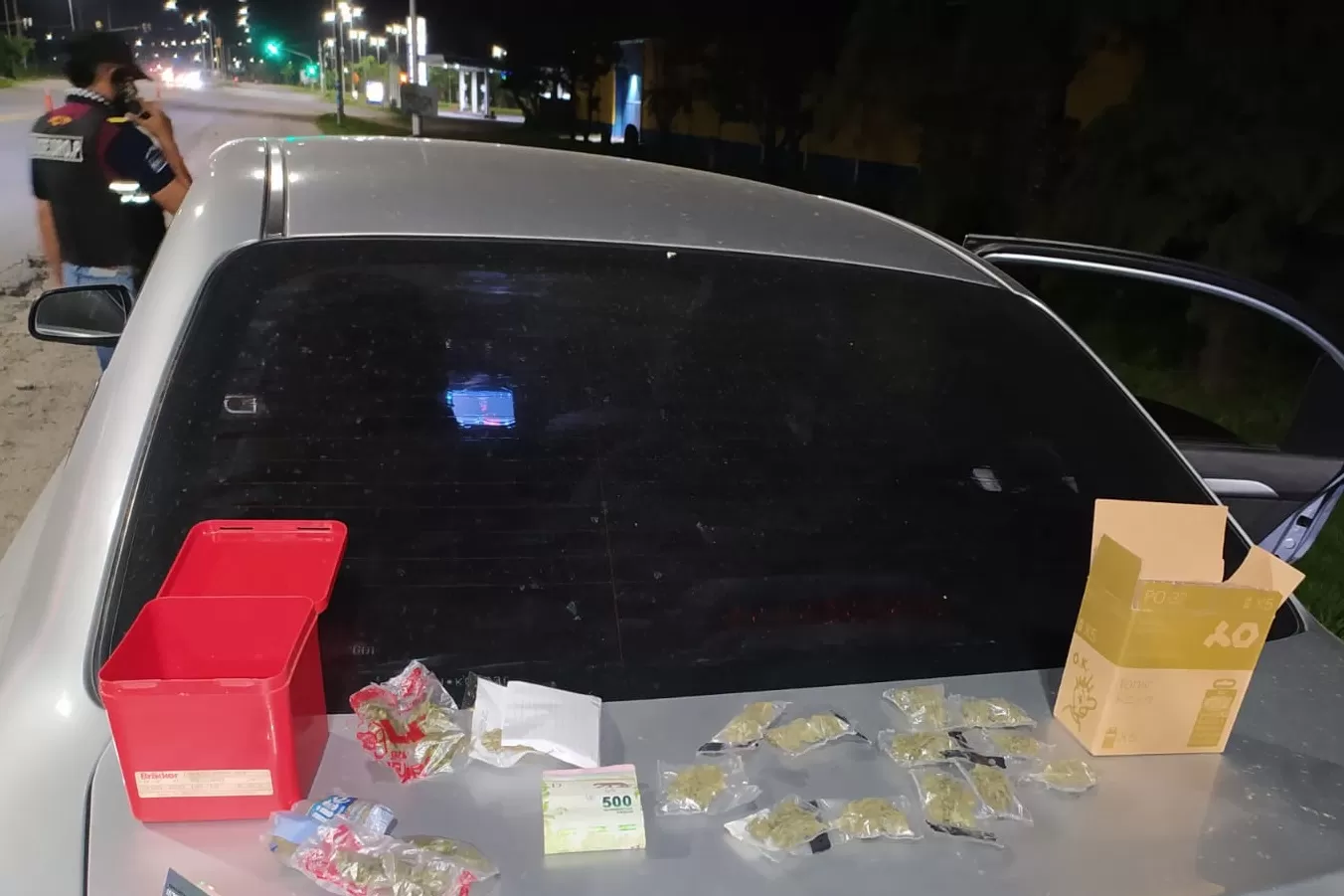 EL SECUESTRO. Los policías encontraron 22 paquetes con flores de marihuana en el automóvil. Foto: Prensa Ministerio de Seguridad
