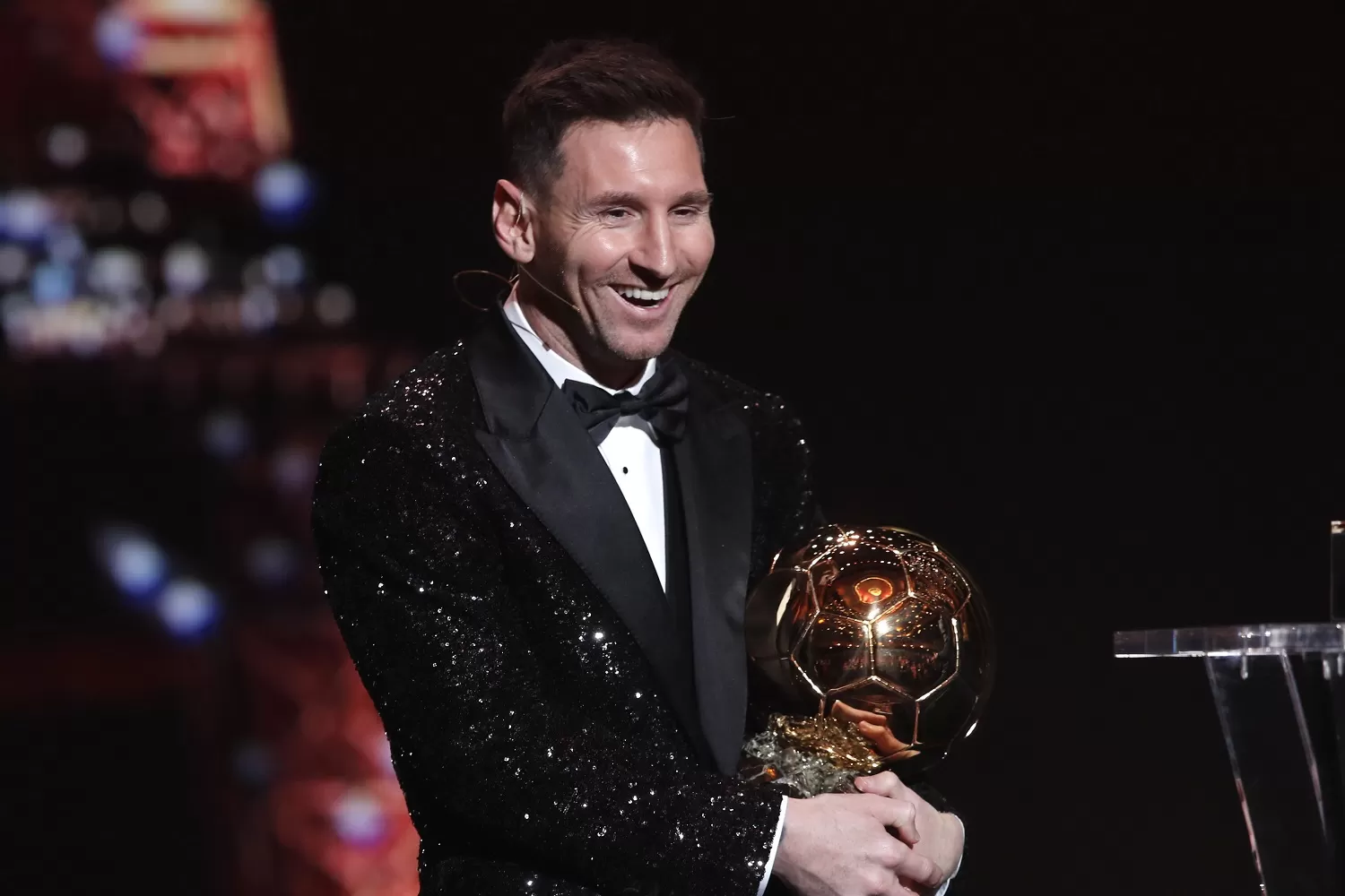UN AÑO FELIZ. Messi sonríe tras ser premiado en la capital francesa. REUTERS