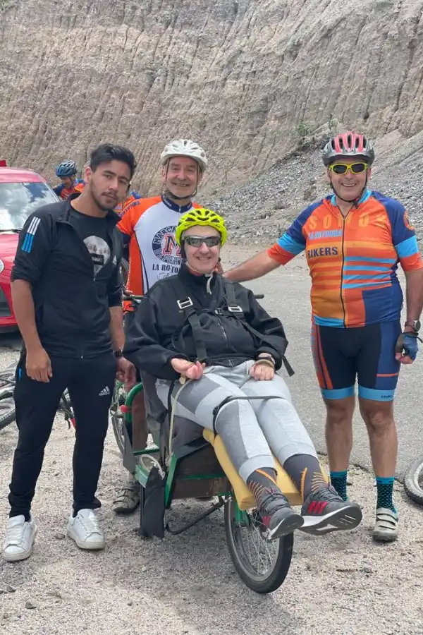 Tuvo un accidente en el Trasmontaña, quedó cuadripléjico y sus amigos le dieron una enorme sorpresa
