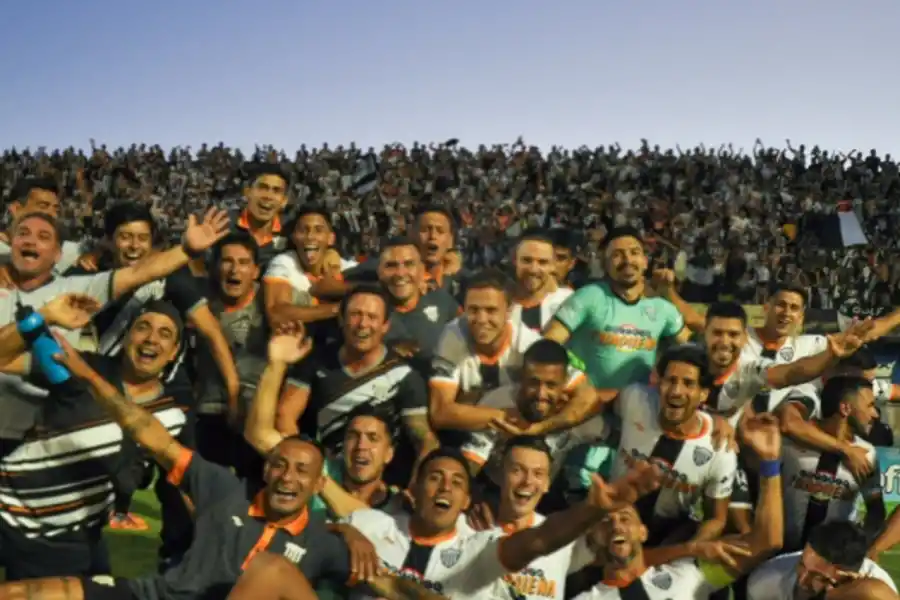 FESTEJO. Los juguadores de For Ever posan junto a su hinchada, en Santiago.