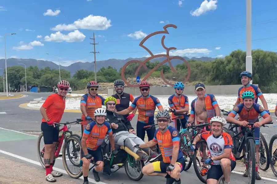 Tuvo un accidente en el Trasmontaña, quedó cuadripléjico y sus amigos le dieron una enorme sorpresa