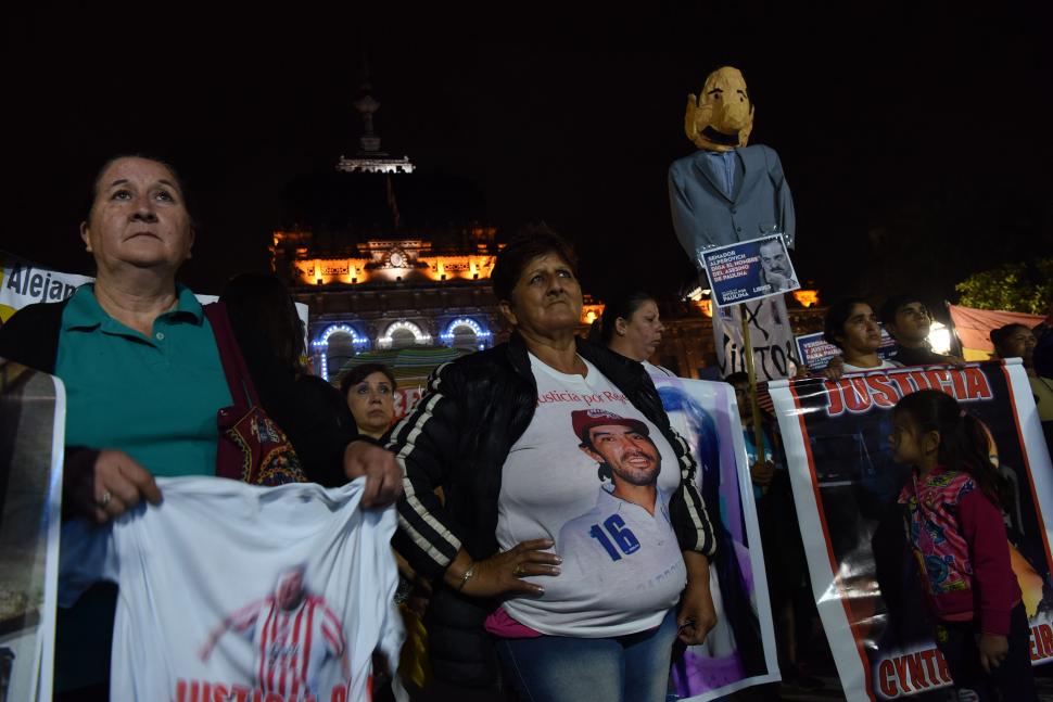 ACOMPAÑANDO. Ana Reales durante una de las marchas que se realizó frente a plaza Independencia. 