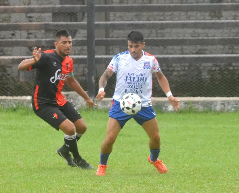 DEFENSA. El central Diego Albornoz, de Llorens, no quiere problemas ante la presencia de Gastón Olmos, de Amalia.  