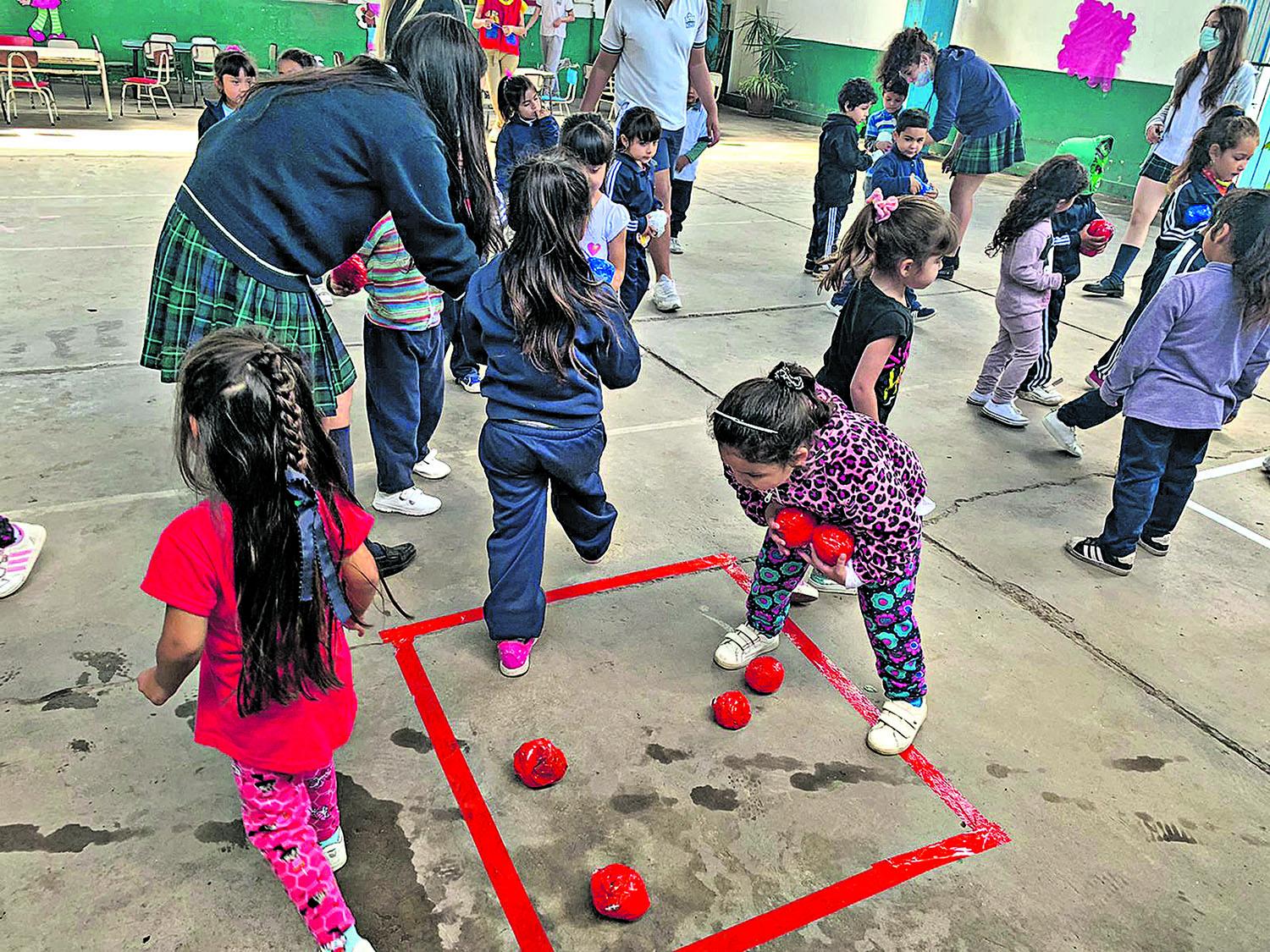 JUEGOS. Alumnas del Nueva Concepción juegan con los niños del jardín.