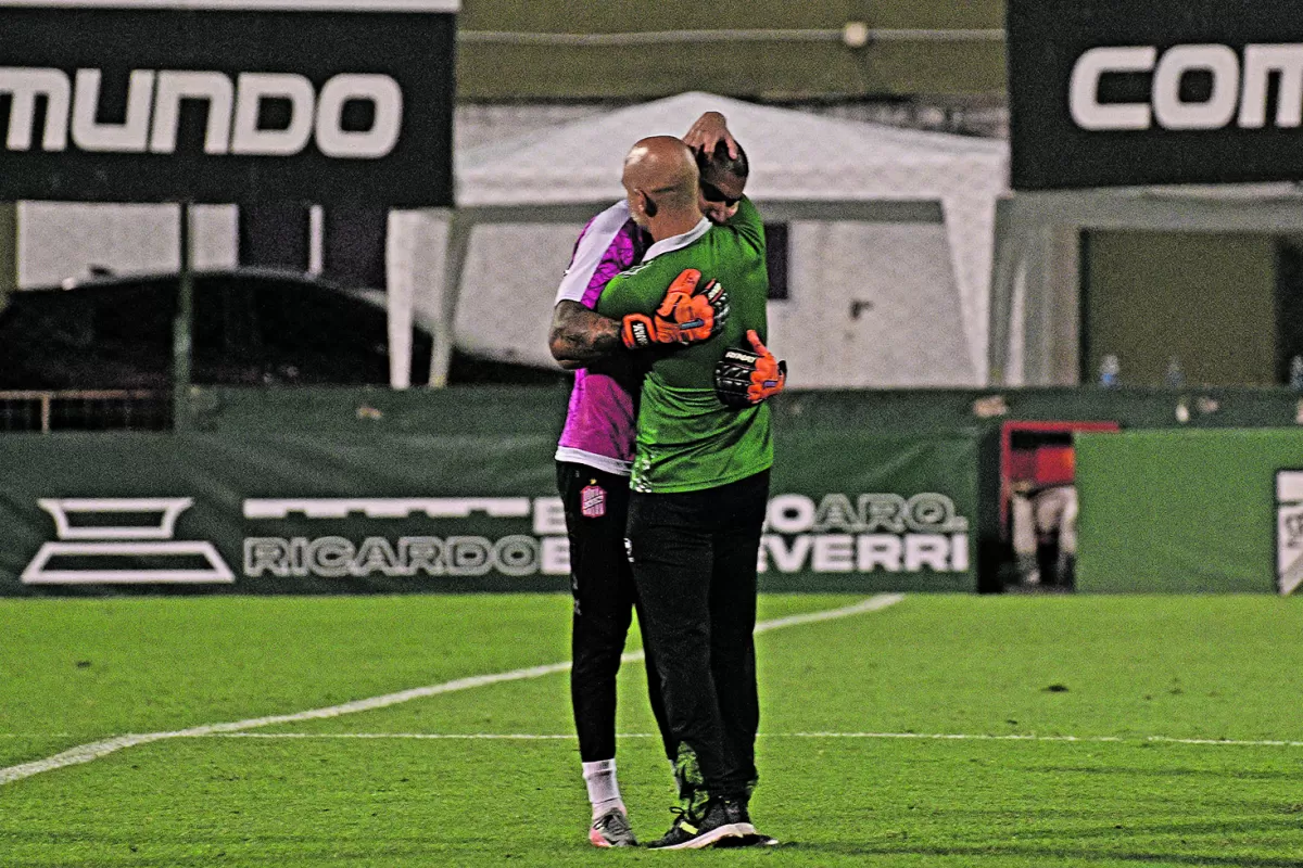 CONSUELO. Orsi abraza a Arce. Compartieron más de un año y medio en Tucumán.