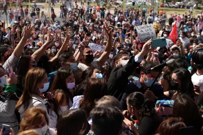 Chile: Boric aventaja a Kast en los  sondeos hacia el balotaje