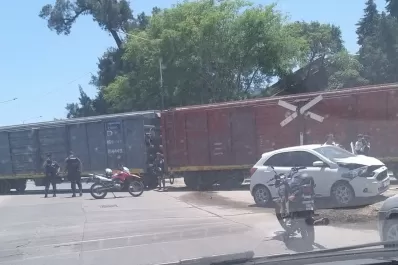 Un auto fue embestido por un tren en Villa Muñecas