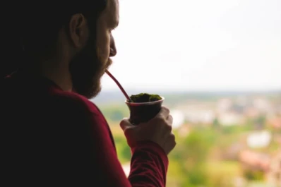 Sondeo sobre la verdadera grieta argentina: el mate, ¿se toma dulce o amargo?