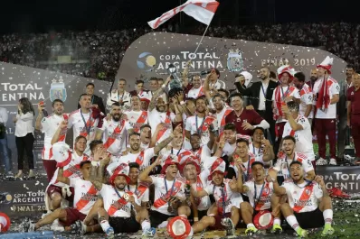 El sábado, con LA GACETA, reservá el súper póster de River campeón