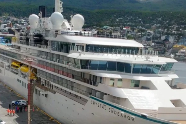 Un crucero con 173 personas fue aislado en Ushuaia por nueve casos de coronavirus a bordo