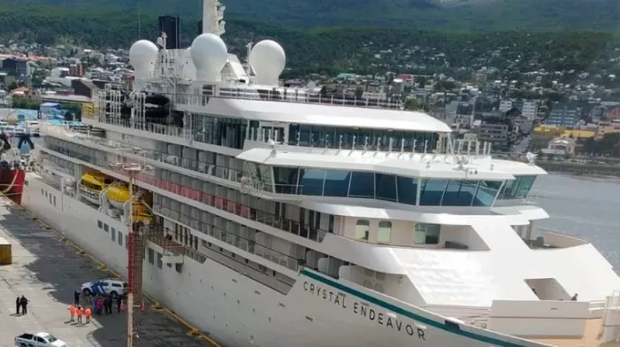 Un crucero con 173 personas fue aislado en Ushuaia por nueve casos de coronavirus a bordo