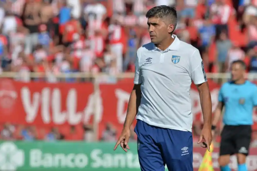 ESTA VEZ NO PUDO SER. Anastacio se mostró activo, pero el equipo no levantó. 