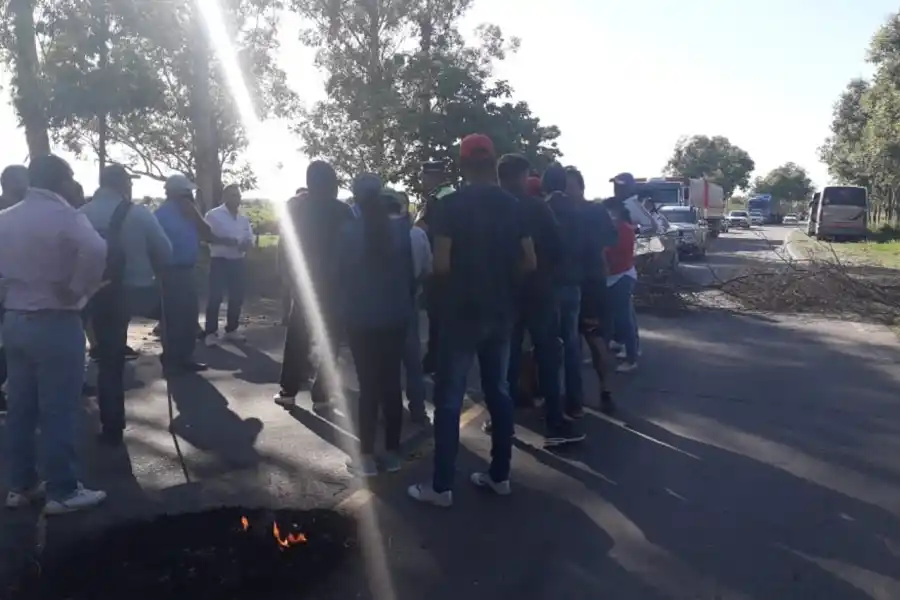 ATRAPADOS. Los manifestantes piden al municipio un camino alternativo.