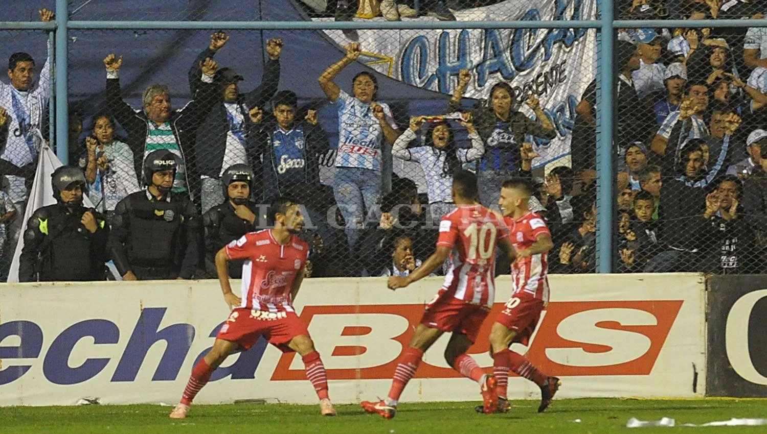 UNA DEIDAD. Tino Costa celebra el tercer gol que le permitió a San Martín quedarse con el clásico.
