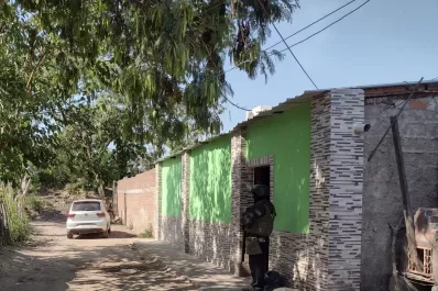 Allanan tres casas en Villa 9 de julio, en un operativo antinarco