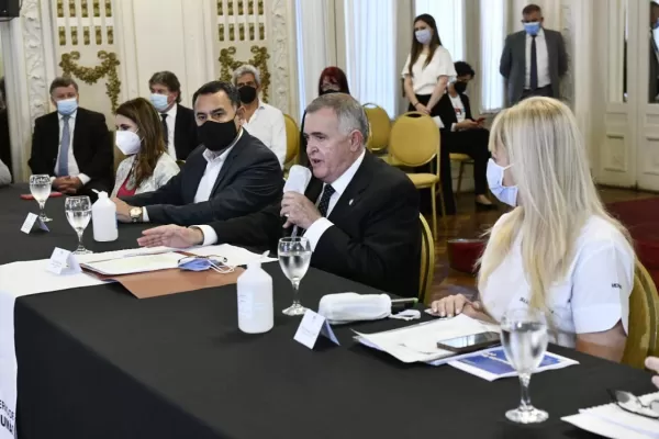 Qué dijo Osvaldo Jaldo al anunciar la vigencia del pase sanitario en Tucumán