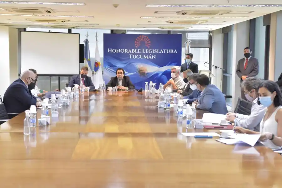 LABOR PARLAMENTARIA. Sergio Mansilla presidió la reunión con los jefes de bloque. Foto: Prensa HLT