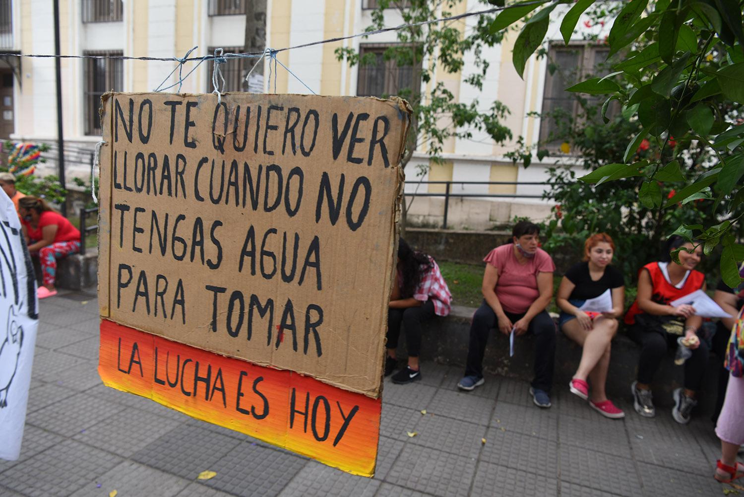 EL RECLAMO, AFUERA. En la vereda del Rectorado, ecologistas y vecinos de Andalgalá, contra la megaminería
