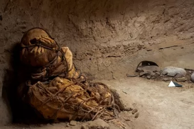 Hallaron una momia preincaica atada con sogas en la periferia de la capital peruana