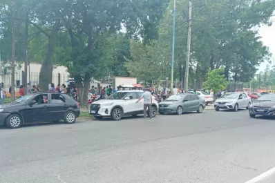 Por el pase sanitario, hay cola en el Nodo del 107 para recibir las vacunas