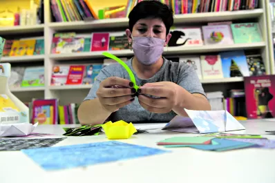 La paz de la Navidad de la mano del origami