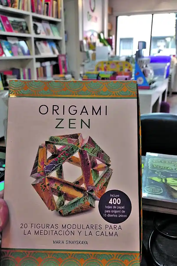 La paz de la Navidad de la mano del origami