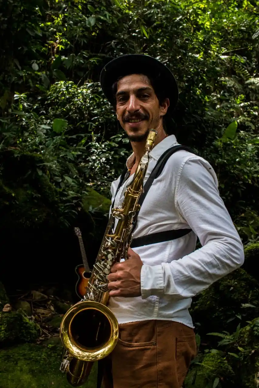 EL SAXOFÓN. Uno de los metales que acompaña a Seco.  