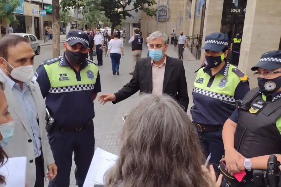 OPERATIVO. Las autoridades de Seguridad supervisaron las actividades de concientización este jueves en el microcentro. Foto: Prensa Ministerio de Seguridad
