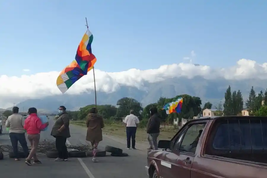 PROTESTA. Integrantes de la comunidad indígena de Tafí del Valle cortan el tránsito de la ruta 307. Foto de Rodolfo Casen / LA GACETA