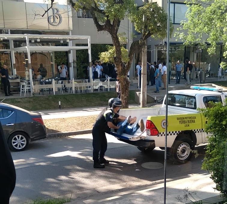 MOMENTO DE TENSIÓN. Dos policías cargan en la camioneta a Jorge Helguera minutos después del crimen y evitando que fuese linchado. 
