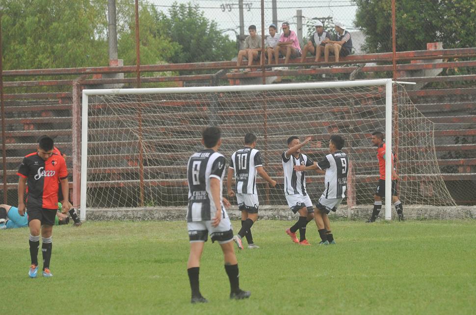 FÓRMULA DEL GOL. Marcelo Ledesma acaba de anotar el segundo gol de Unión del Norte y lo celebra con Mauro Verón. 