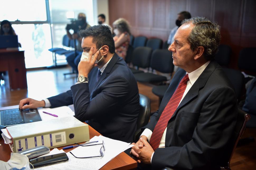 ABOGADOS DEL ESTADO PROVINCIAL. Luis Albornoz y Augusto Cerezo Bazzi (con barbijo) en el debate.
