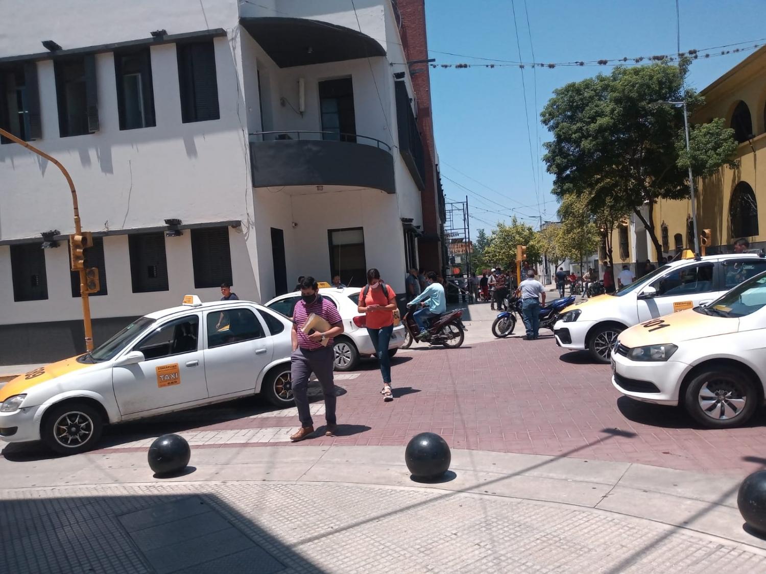 Caos en el tránsito por una protesta en de taxistas en Concepción.