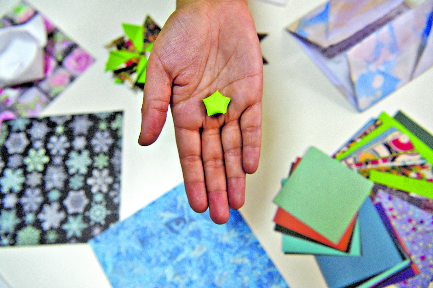 La paz de la Navidad de la mano del origami