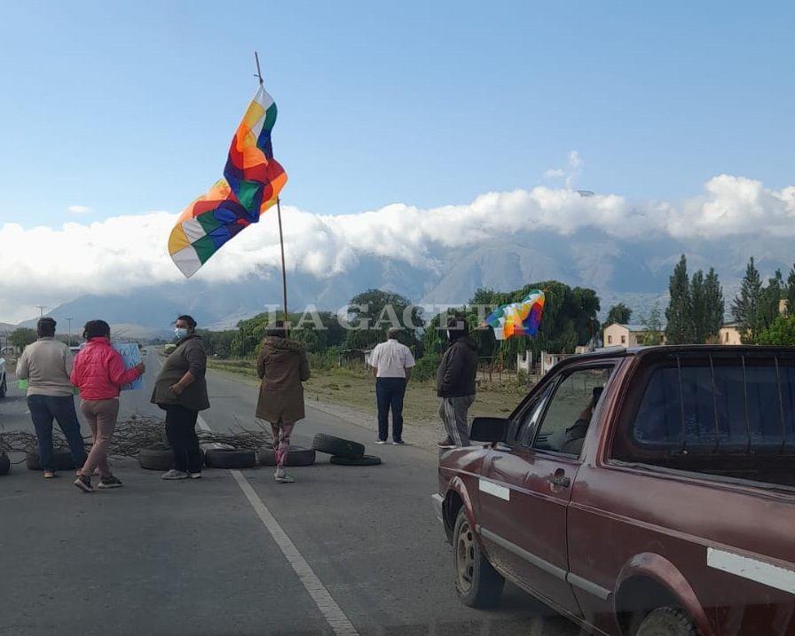 PROTESTA. Integrantes de la comunidad indígena de Tafí del Valle cortan el tránsito de la ruta 307. Foto de Rodolfo Casen / LA GACETA