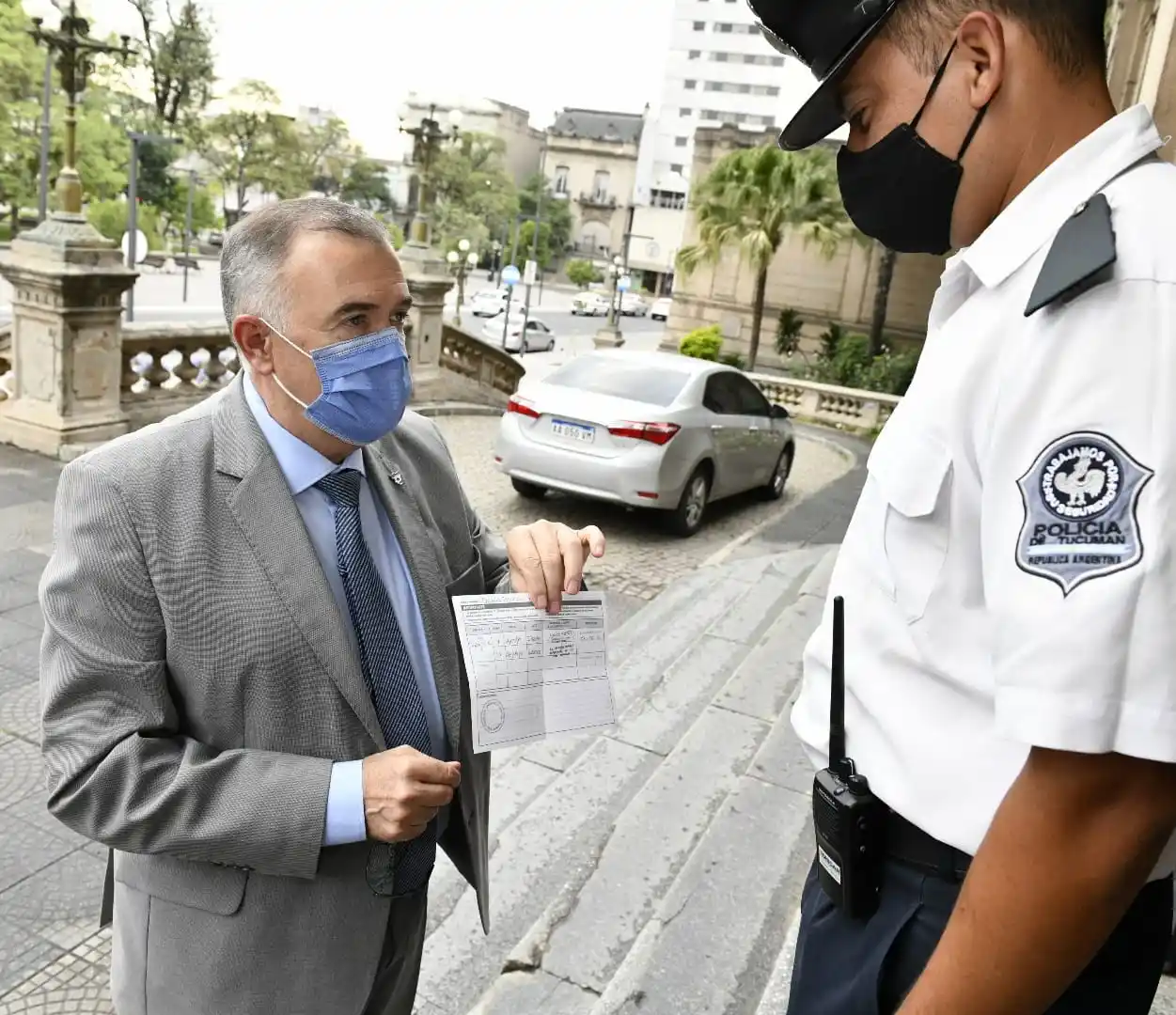 Jaldo se fotografió al presentar el carné de vacunas contra la covid al ingresar a Casa de Gobierno