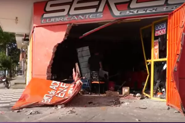 Una mujer perdió el control de su vehículo, impactó contra un negocio y murió