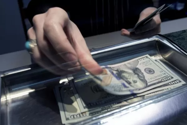 En tres días ahorristas sacaron U$S 400 millones de los bancos