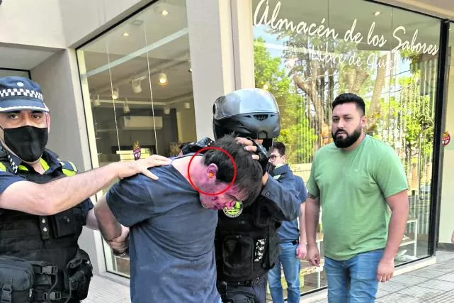 EN LA ESCENA. Gerónimo Helguera es retirado por la Policía. 
