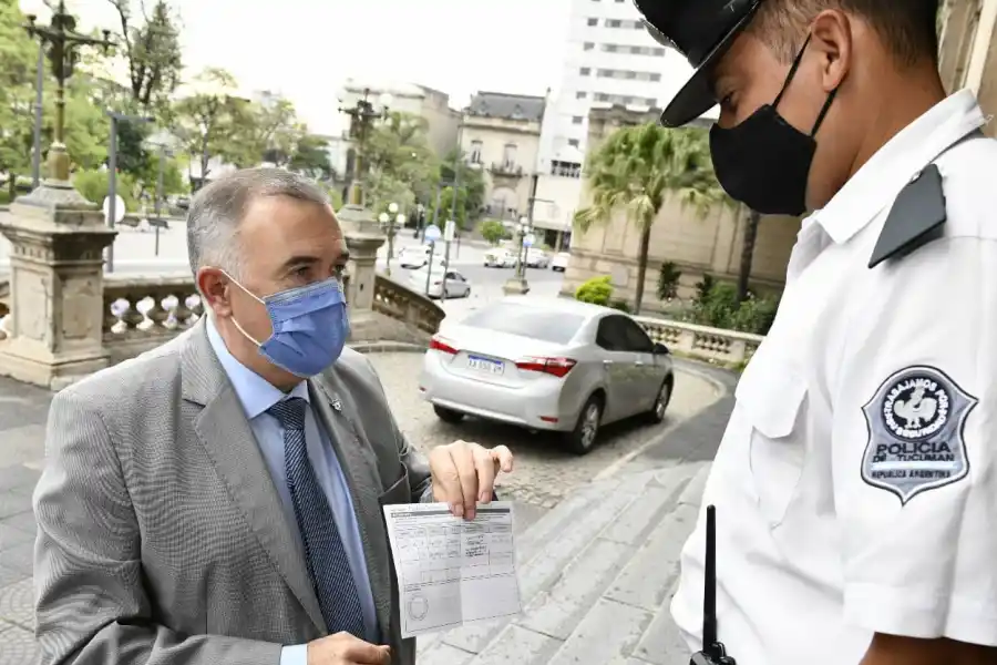 Jaldo se fotografió al presentar el carné de vacunas contra la covid al ingresar a Casa de Gobierno