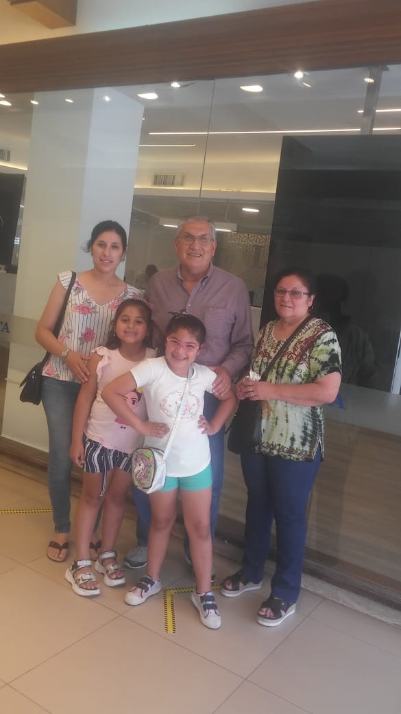 DARDO GUTIÉRREZ. El ganador con su esposa, su hija y sus nietas.  
