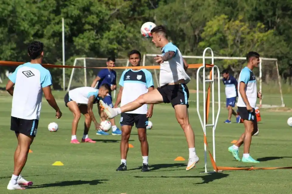ÚLTIMA PRÁCTICA. Lotti necesita reencontrarse con el gol. En el predio Casasol, de Unión, ayer el “Decano” se entrenó por última vez en su larga estadía en Santa Fe.