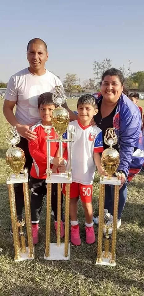 EN FAMILIA. “Sole”, acompañada por su esposo, Sebastián Duarte, los pequeños Thiago y Jonás, y los trofeos.