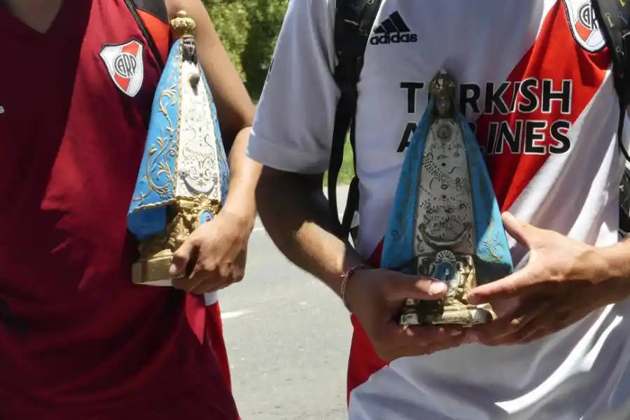 CON IMÁGENES. Muchos llevan figuras de la Virgen para hacer bendecir. 