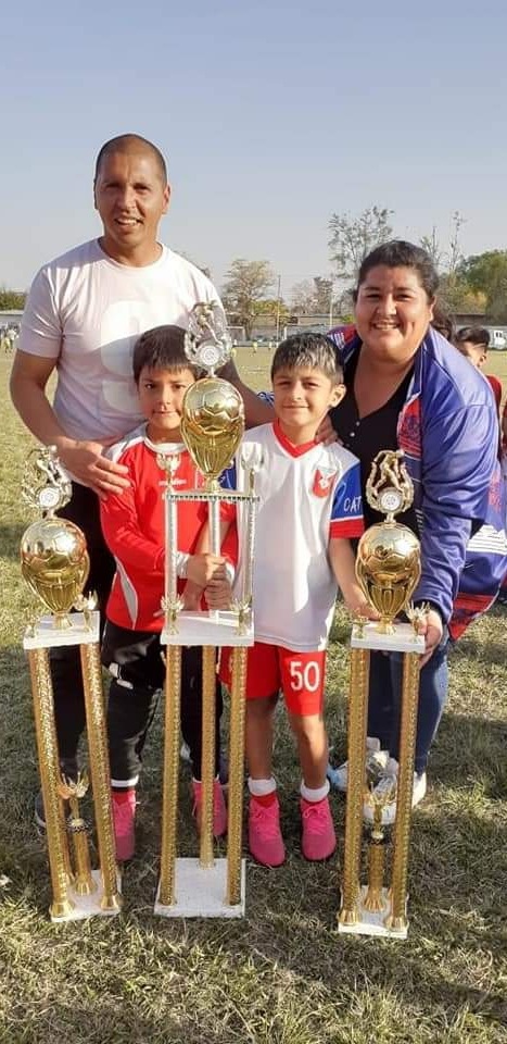 EN FAMILIA. “Sole”, acompañada por su esposo, Sebastián Duarte, los pequeños Thiago y Jonás, y los trofeos.