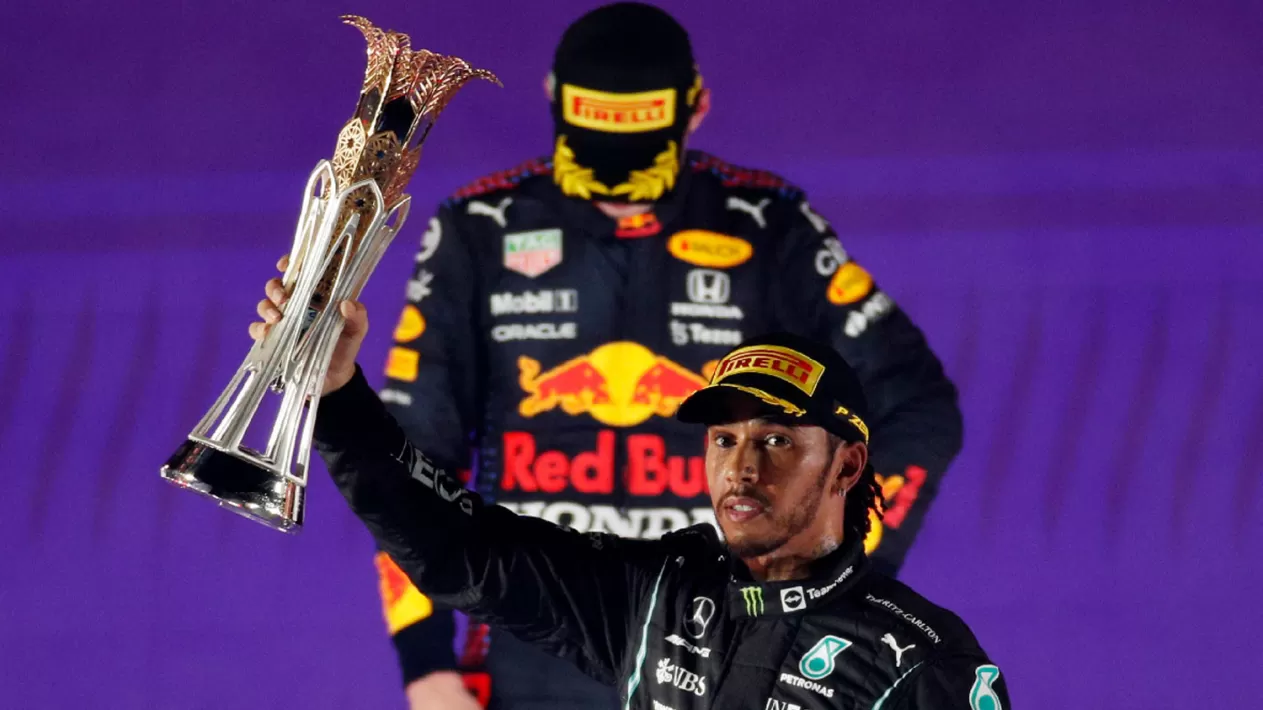 MANO A MANO. Hamilton levanta el trofeo mientras Verstappen se quedó con el segundo lugar en Arabia Saudita.