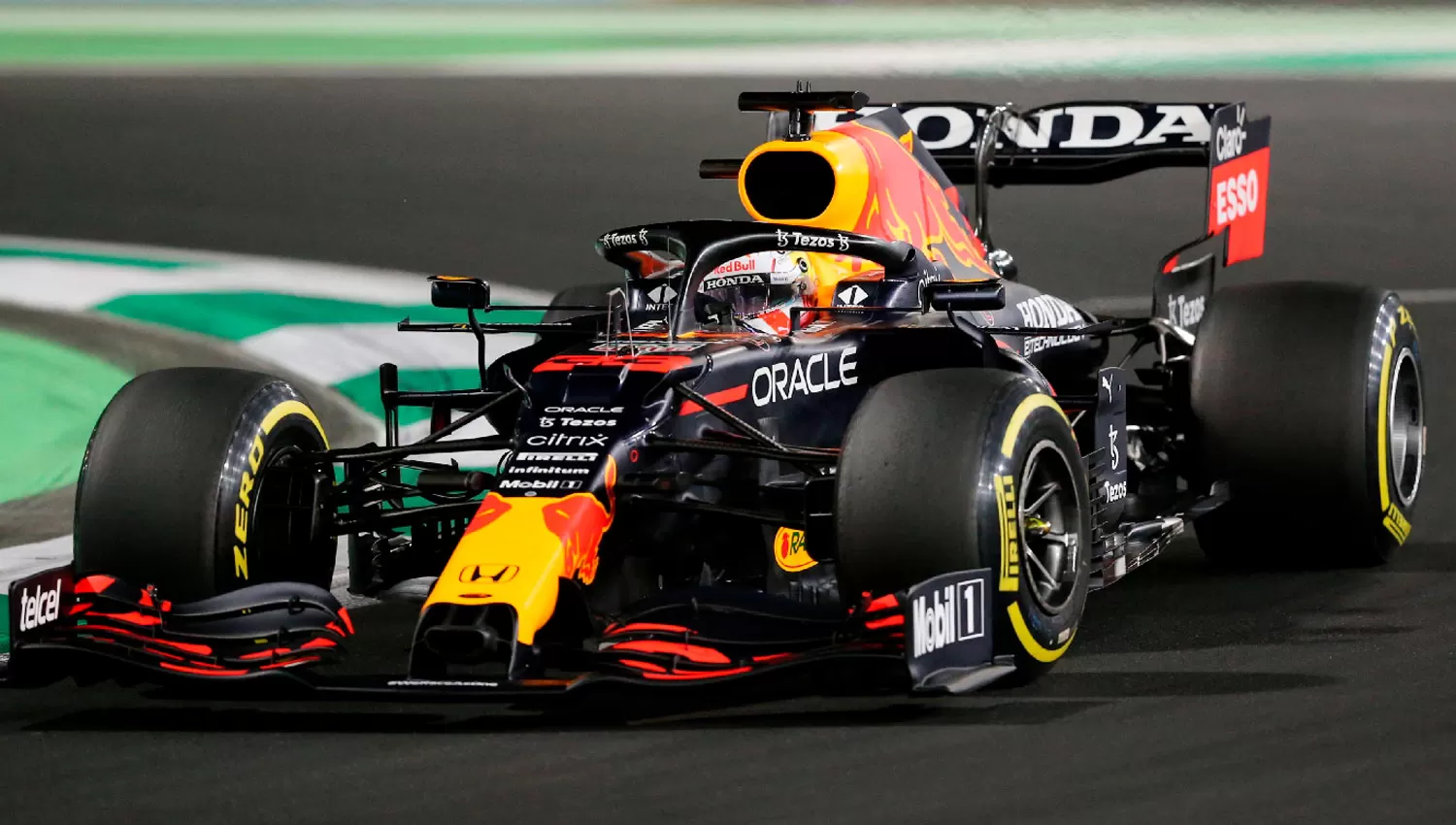 MANDA. Verstappen lidera el GP de Arabia Saudita y el campeonato.