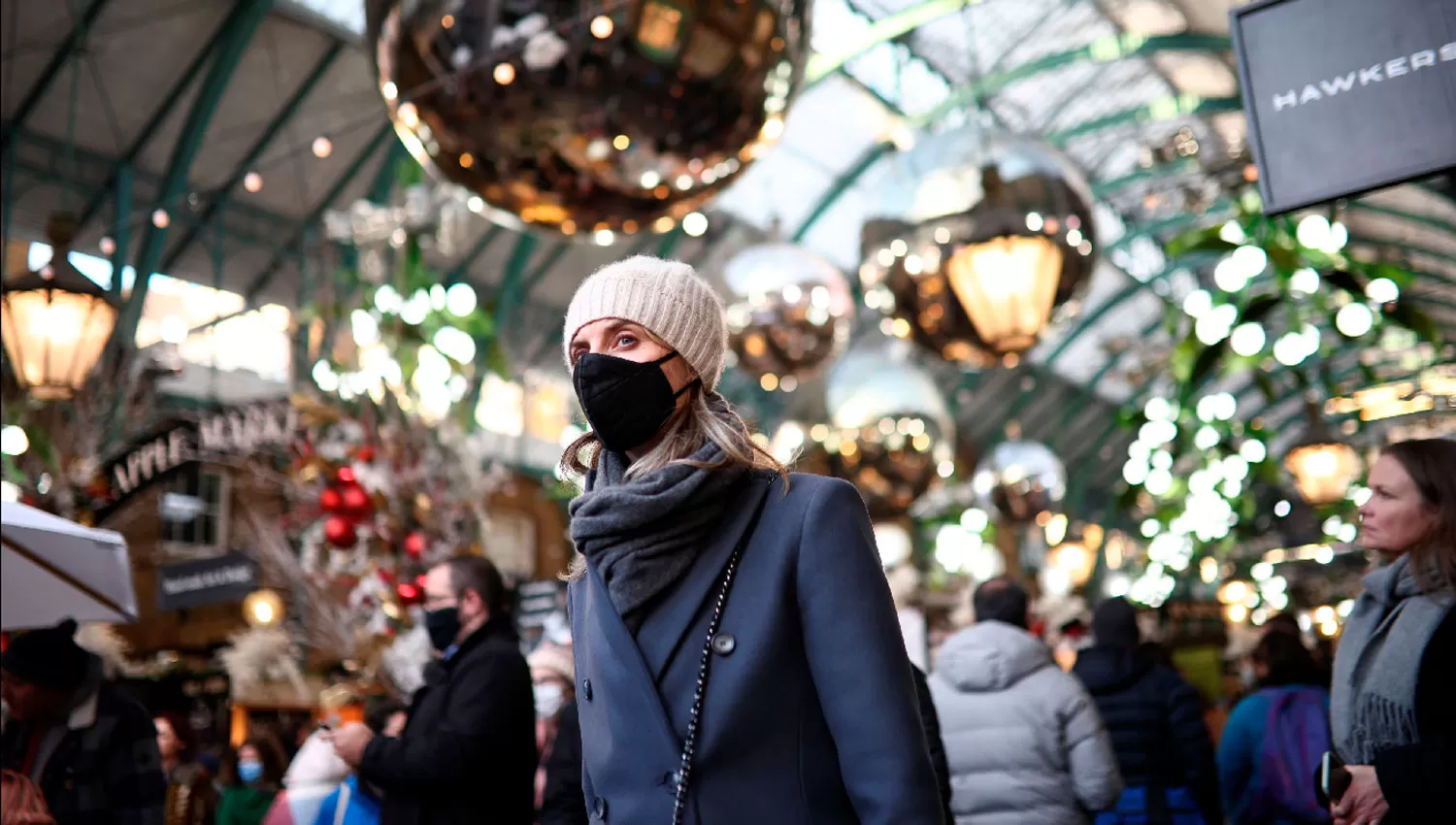 MEDIDAS SANITARIAS. Una mujer usa mascarilla en Covent Garden, Londres, en medio de una creciente ola de contagios en Reino Unido.