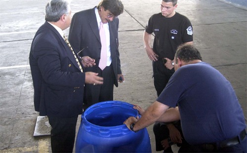 PERICIA. El defensor José Luis Chaván, el fiscal Herrera y los especialistas analizan el tacho donde murió el niño. 