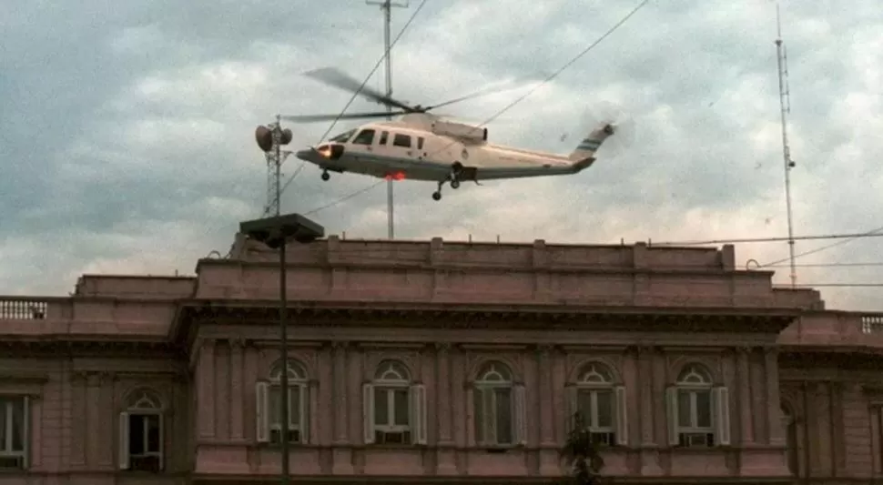DICIEMBRE DE 2001. El helicóptero que se lleva a De la Rúa, tras la renuncia, simboliza el fracaso de la Alianza. 